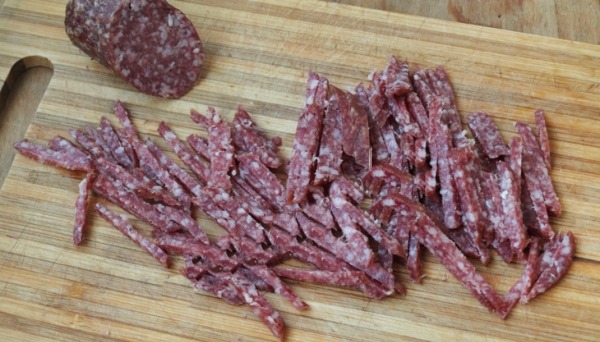 Салаты с Кириешками и кукурузой, колбасой, фасолью, крабовыми палочками, огурцом