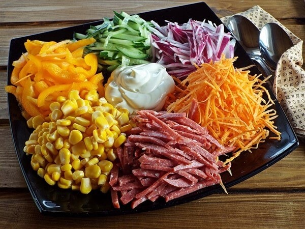Салаты с Кириешками и кукурузой, колбасой, фасолью, крабовыми палочками, огурцом