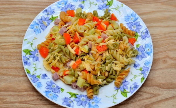 Салат с макаронами. Рецепт с ветчиной, овощами, тунцом, сыром, курицей, крабовыми палочками