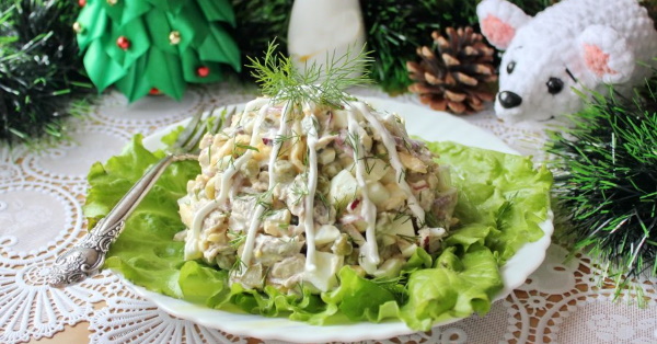 Салат с мясом свинины. Рецепт простой с грибами, фасолью, огурцом, горошком, луком