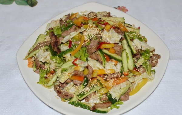 Салат с мясом свинины. Рецепт простой с грибами, фасолью, огурцом, горошком, луком