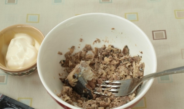 Салат с сайрой консервированной. Рецепт с яйцами, картошкой, рисом, огурцом, сыром, луком, сухариками. Пошагово