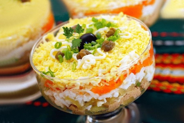 Салат с сайрой консервированной. Рецепт с яйцами, картошкой, рисом, огурцом, сыром, луком, сухариками. Пошагово