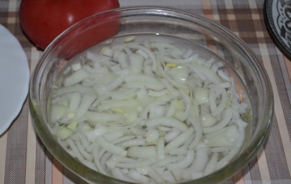 Салат с сайрой консервированной. Рецепт с яйцами, картошкой, рисом, огурцом, сыром, луком, сухариками. Пошагово