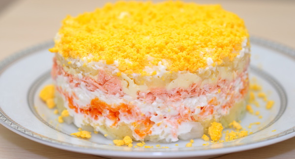 Салат с сайрой консервированной. Рецепт с яйцами, картошкой, рисом, огурцом, сыром, луком, сухариками. Пошагово