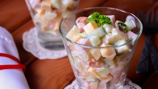 салат слоеный с ветчиной и сыром и огурцами. Смотреть фото салат слоеный с ветчиной и сыром и огурцами. Смотреть картинку салат слоеный с ветчиной и сыром и огурцами. Картинка про салат слоеный с ветчиной и сыром и огурцами. Фото салат слоеный с ветчиной и сыром и огурцами