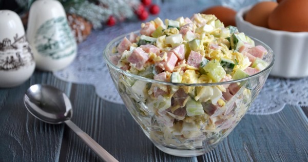 салат слоеный с ветчиной и сыром и огурцами. Смотреть фото салат слоеный с ветчиной и сыром и огурцами. Смотреть картинку салат слоеный с ветчиной и сыром и огурцами. Картинка про салат слоеный с ветчиной и сыром и огурцами. Фото салат слоеный с ветчиной и сыром и огурцами