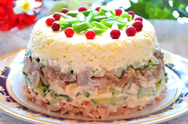 Слоеные салаты. Рецепты с фото на праздничный стол с курицей, грибами, крабовыми палочками, свеклой, мясом, сыром