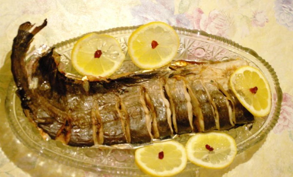 Мраморный сом рецепты приготовления. som kak prigotovit 10. Мраморный сом рецепты приготовления фото. Мраморный сом рецепты приготовления-som kak prigotovit 10. картинка Мраморный сом рецепты приготовления. картинка som kak prigotovit 10. Сом – рыба жирная, а потому необыкновенно нежная. В некоторых странах ее сладковатое мясо считают настоящим деликатесом, но многим гурманам не нравится своеобразный аромат ила, исходящий от сома. Если знать, как правильно приготовить эту рыбу в духовке, от запаха не останется и следа, а Вы насладитесь настоящим кулинарным шедевром!