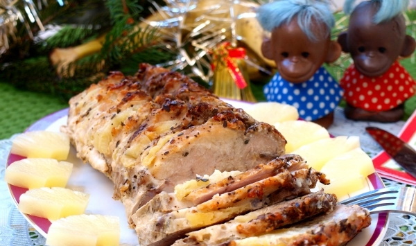 Свинина с ананасами в духовке. Рецепт с сыром, картошкой, майонезом, грибами в фольге, пакете для запекания, рукаве