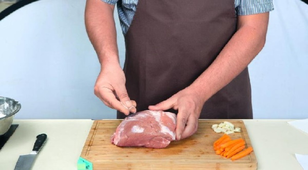 Свинина с ананасами в духовке. Рецепт с сыром, картошкой, майонезом, грибами в фольге, пакете для запекания, рукаве