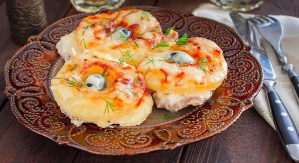 Свинина с ананасами в духовке. Рецепт с сыром, картошкой, майонезом, грибами в фольге, пакете для запекания, рукаве
