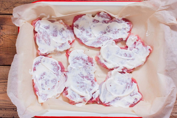 Свинина с ананасами в духовке. Рецепт с сыром, картошкой, майонезом, грибами в фольге, пакете для запекания, рукаве
