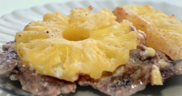 Свинина с ананасами в духовке. Рецепт с сыром, картошкой, майонезом, грибами в фольге, пакете для запекания, рукаве