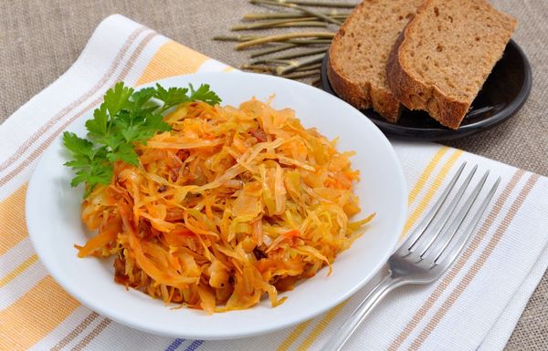 Тушение капусты на сковороде. Рецепт с мясом, фаршем, курицей, грибами, картошкой, пошагово