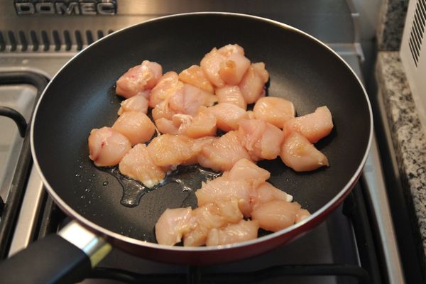 Тушение капусты на сковороде. Рецепт с мясом, фаршем, курицей, грибами, картошкой, пошагово