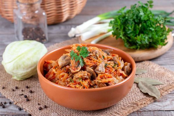 Тушение капусты на сковороде. Рецепт с мясом, фаршем, курицей, грибами, картошкой, пошагово