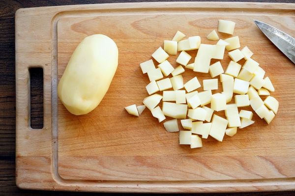 Тушение капусты на сковороде. Рецепт с мясом, фаршем, курицей, грибами, картошкой, пошагово
