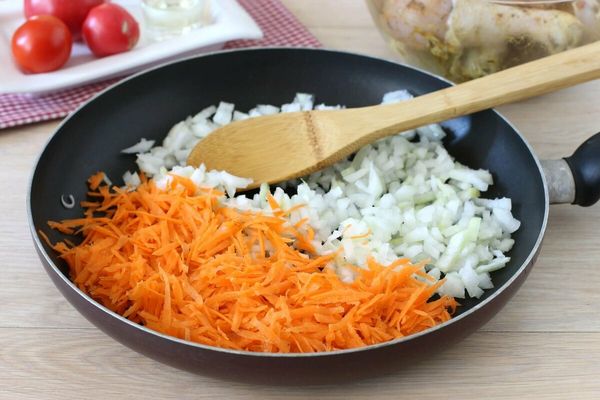 Тушение капусты на сковороде. Рецепт с мясом, фаршем, курицей, грибами, картошкой, пошагово