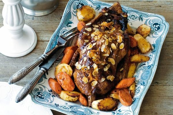 Утка с черносливом в духовке. Рецепт пошаговый с яблоками, рисом, курагой, айвой в рукаве, утятнице, фольге