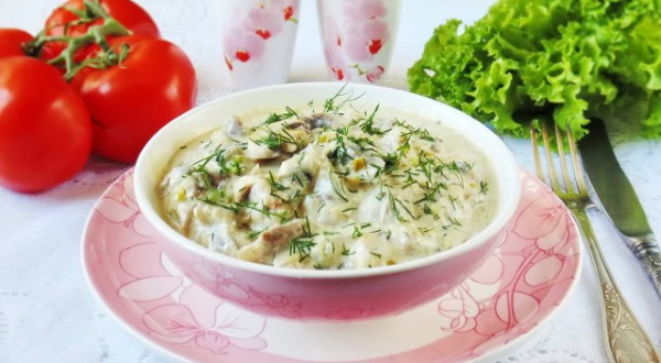 Желудки куриные в сметане тушеные. Рецепт, как приготовить на сковороде, в мультиварке, духовке, горшочках. Пошагово