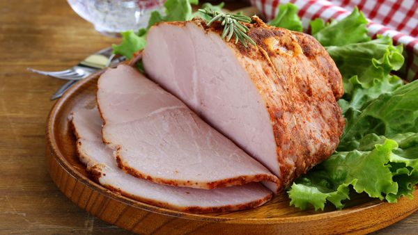Буженина из говядины в домашних условиях вкусная, сочная. Рецепт в духовке, мультиварке в фольге, рукаве с черносливом, морковью, чесноком, горчицей