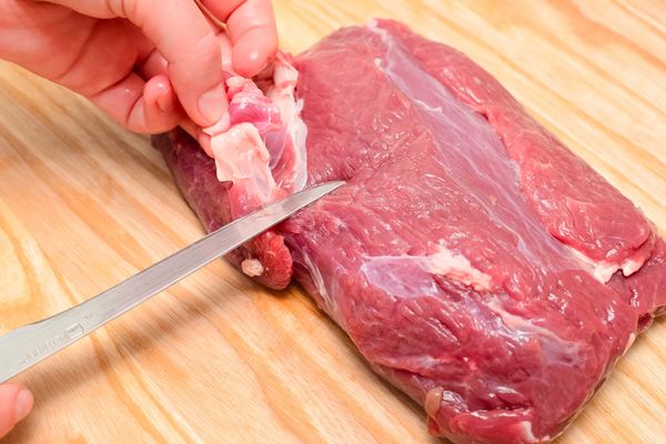 Буженина из говядины в домашних условиях вкусная, сочная. Рецепт в духовке, мультиварке в фольге, рукаве с черносливом, морковью, чесноком, горчицей