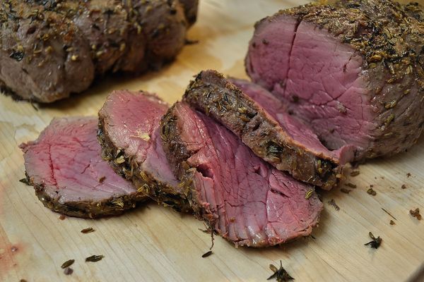 Буженина из говядины в домашних условиях вкусная, сочная. Рецепт в духовке, мультиварке в фольге, рукаве с черносливом, морковью, чесноком, горчицей