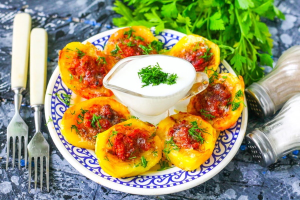 Фаршированный картофель в духовке. Рецепты с фаршем, грибами, сыром