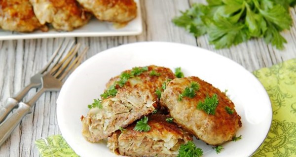 Капустные котлеты с фаршем. Рецепт в духовке, на сковороде с манкой, рисом, сыром, грибами