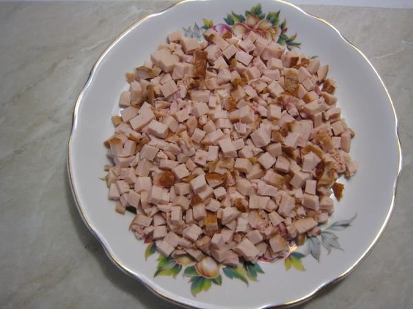 Курица под кайфом салат. Рецепт классический с маком, копченой курицей, сыром, картошкой, кедровыми орешками, маринованным луком