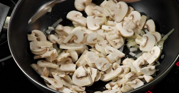 Курица под кайфом салат. Рецепт классический с маком, копченой курицей, сыром, картошкой, кедровыми орешками, маринованным луком