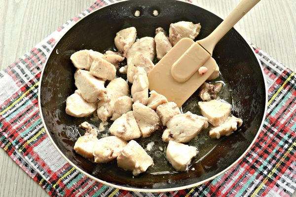 Курица под кайфом салат. Рецепт классический с маком, копченой курицей, сыром, картошкой, кедровыми орешками, маринованным луком