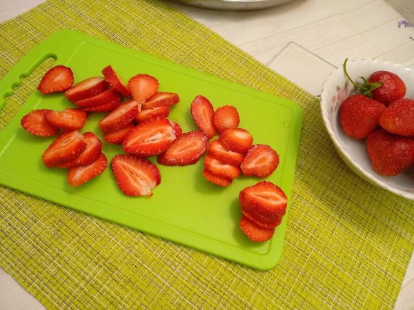 Пирог с клубникой замороженной, свежей. Рецепт со сметанной заливкой, творогом, бананом на кефире, сметане, молоке