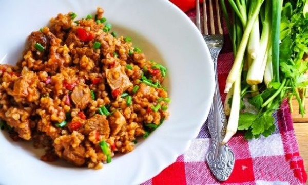 Плов с индейкой в мультиварке, духовке, сковороде. Рецепт с грибами, булгуром, бурым рисом, курагой, нутом