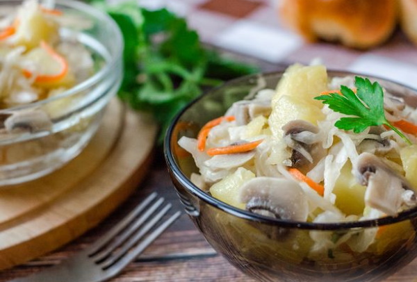Постный салат из кальмаров и грибов, с огурцами, рисом, без майонеза