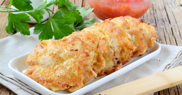 Растрепки из курицы рецепт. rastrepki iz kurinoy grudki 6. Растрепки из курицы рецепт фото. Растрепки из курицы рецепт-rastrepki iz kurinoy grudki 6. картинка Растрепки из курицы рецепт. картинка rastrepki iz kurinoy grudki 6. Куриные растрепки – аппетитный и вкусный рецепт из мяса птицы. Это что-то среднее между котлетами и нагетсами, что имеет довольно легкий и приятный мясной вкус и зажаристую корочку. Готовят растрепки из куриной грудки. Филе птицы очень мелко нарезают, сдабривают специями и обжаривают на разогретом растительном масле. Для связывания кусочков мяса вмешивают яйцо, пшеничную муку и крахмал. Для того, чтобы мясное блюдо не получилось сухим, добавляют сметану или майонез. А для придания особого привкуса можно добавить твердый сыр, жареные шампиньоны, болгарский перец или шпинат. По этому же принципу готовятся рубленые котлеты, подобные рецепт котлет с базиликом уже есть на сайте. Растрепки из куриного филе можно приготовить не только на сковороде, но и в духовке, что сделает блюдо более полезным и малокалорийным. Ингредиенты: