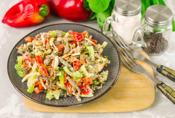 салат из говядины отварной с солеными огурцами и картофелем. Смотреть фото салат из говядины отварной с солеными огурцами и картофелем. Смотреть картинку салат из говядины отварной с солеными огурцами и картофелем. Картинка про салат из говядины отварной с солеными огурцами и картофелем. Фото салат из говядины отварной с солеными огурцами и картофелем