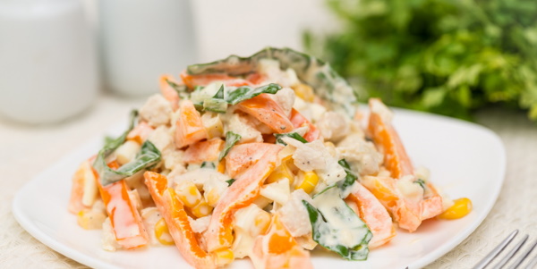 Салат из курицы и кукурузы, сыра, огурца, капусты. Рецепты с фото
