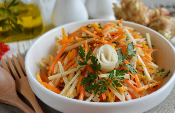 Салаты из моркови и капусты. Рецепт витаминный с уксусом, по-корейски