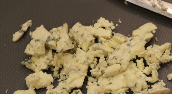Салат с бальзамическим соусом. Рецепт с рукколой, помидорами, креветками, моцареллой, орешками