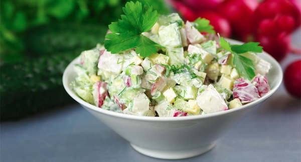 Салат с редиской и огурцом и яйцом, помидором, кукурузой, зеленым луком, горошком, капустой свежей. Классический рецепт