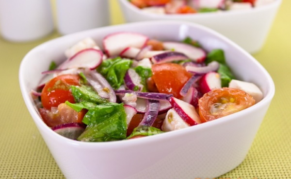 Салат с редиской и огурцом и яйцом, помидором, кукурузой, зеленым луком, горошком, капустой свежей. Классический рецепт