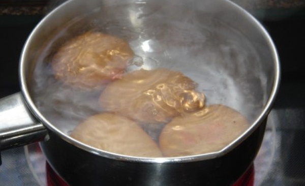 Салат с редиской и огурцом и яйцом, помидором, кукурузой, зеленым луком, горошком, капустой свежей. Классический рецепт