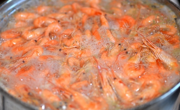 Салат с редиской и огурцом и яйцом, помидором, кукурузой, зеленым луком, горошком, капустой свежей. Классический рецепт