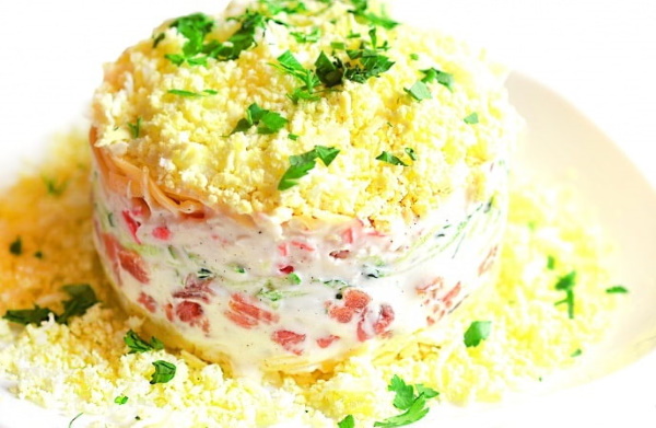 Салаты с соленой горбушей. Рецепт вкусный слоями с помидорами, авокадо, рисом, картошкой, огурцом свежим