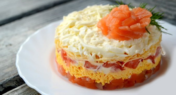 Салаты с соленой горбушей. Рецепт вкусный слоями с помидорами, авокадо, рисом, картошкой, огурцом свежим