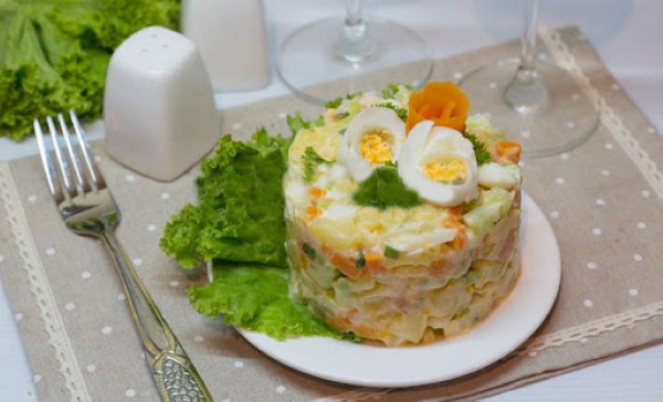 Салаты с соленой горбушей. Рецепт вкусный слоями с помидорами, авокадо, рисом, картошкой, огурцом свежим