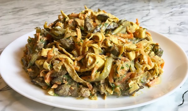 Салат с яичными блинчиками. Рецепт с ветчиной, курицей, колбасой, корейской морковкой, огурцом. Фото пошагово