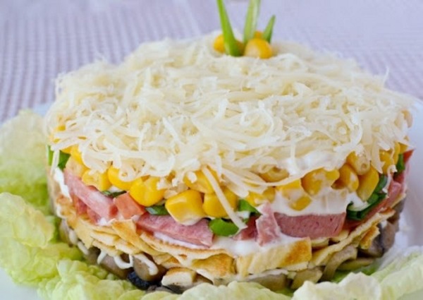 Салат с яичными блинчиками. Рецепт с ветчиной, курицей, колбасой, корейской морковкой, огурцом. Фото пошагово